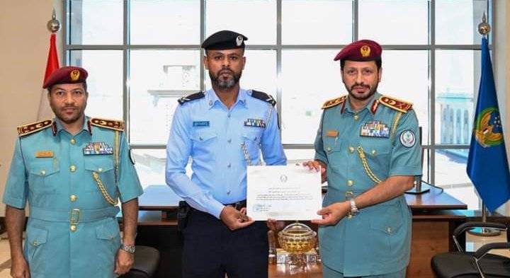 اللواء الشامسي يكرم منتسباً بشرطة الشارقة لحسن تصرفه وحسه المروري العالي