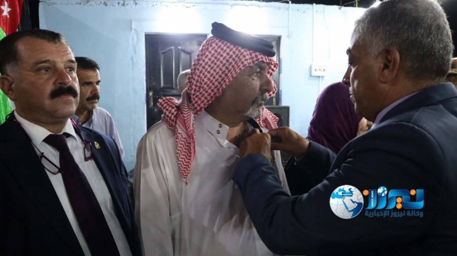 العفيشات يمنح محمد الدروع وسام مئوية الدولة الأردنية