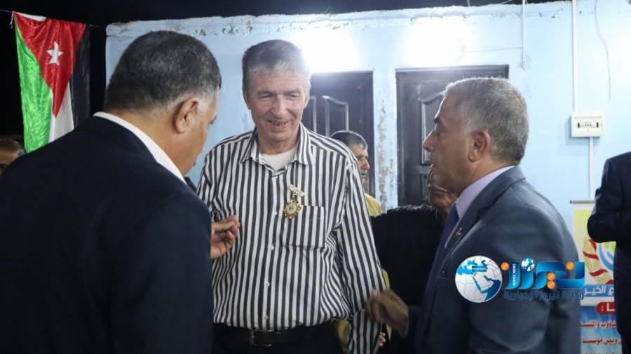 العفيشات يمنح وحيد شخاتره وسام مئوية الدولة الأردنية