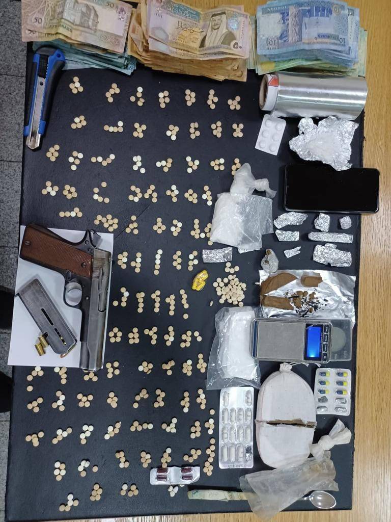 قوة أمنية تشتبك مع مسلحين خطيرين، تصيب أحدهما وتضبط بحوزتهما مواد مخدرة.