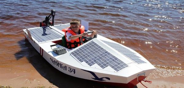 طلاب روس يبتكرون قارباً يسير بالطاقة الشمسية