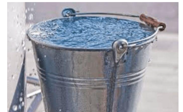 طفل يغرق في دلو ماء بالمفرق