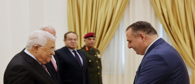 عباس يتقبل أوراق اعتماد السفير الأردني