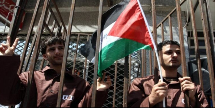 الأسرى الفلسطينيون يوفقون إضرابهم بعد تراجع الاحتلال عن قراره