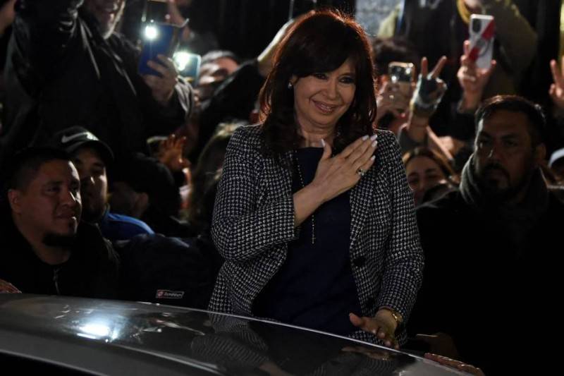 اعتقال رجل صوّب سلاحا باتجاه نائبة الرئيس الأرجنتيني