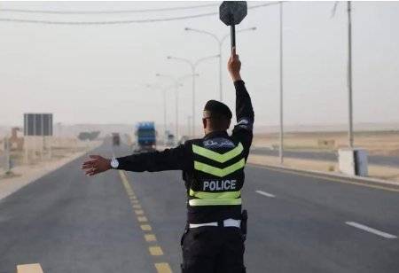 ضبط حدث يتدرب على قيادة مركبة برفقة والده على طريق الـ100