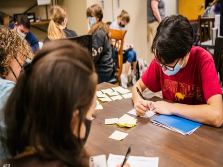 طفل ذهب لمدرسته بحوزته لعبة قاتلة .. والشرطة تتدخل