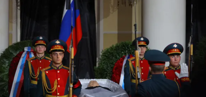 مراسم جنازة محدودة.. الروس يصطفون لتوديع غورباتشوف