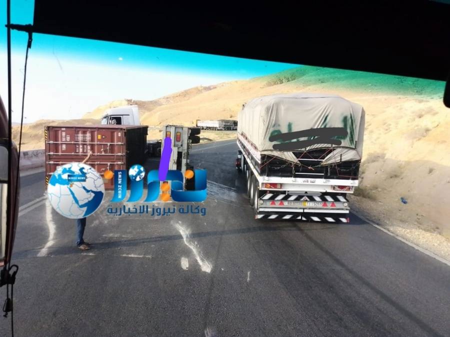 عاجل ...انقلاب شاحنة تريلا على طريق النقب القديم