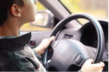 ضبط حدث يقود مركبة نقل مشترك في الزرقاء