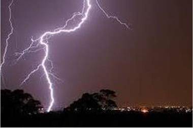 صاعقة رعدية تقتل شاباً وتصيب زوجته في السعودية