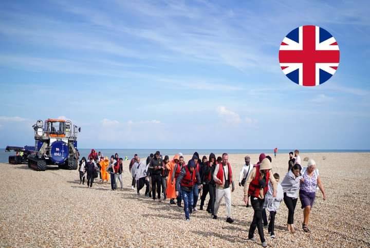 نحو ألف مهاجر عبروا بحر المانش في يوم واحد متوجهين إلى بريطانيا