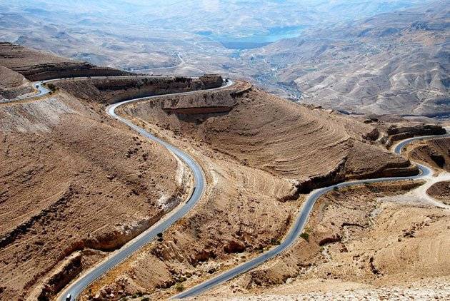 بدء تنفيذ المرحلة الثانية من إعادة تأهيل الطريق الملوكي بالطفيلة