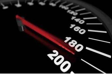 ضبط مركبة تسير بسرعة 200 كمساعة على طريق الزعتري