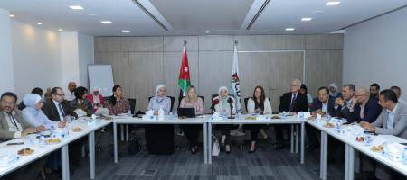 وفد من المراكز الأمريكية للسيطرة على الأمراض يزور الوطني لمكافحة الاوبئة