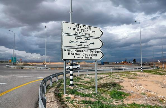 قرارات جديدة.. مهم للمسافرين عبر جسر الملك حسين