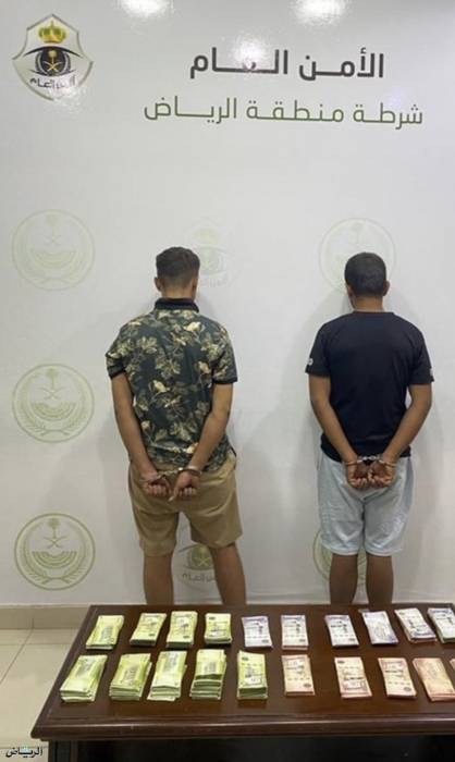 القبض على مواطنان سعوديان لسلبهما مركبة نقل أموال بالرياض في السعودية