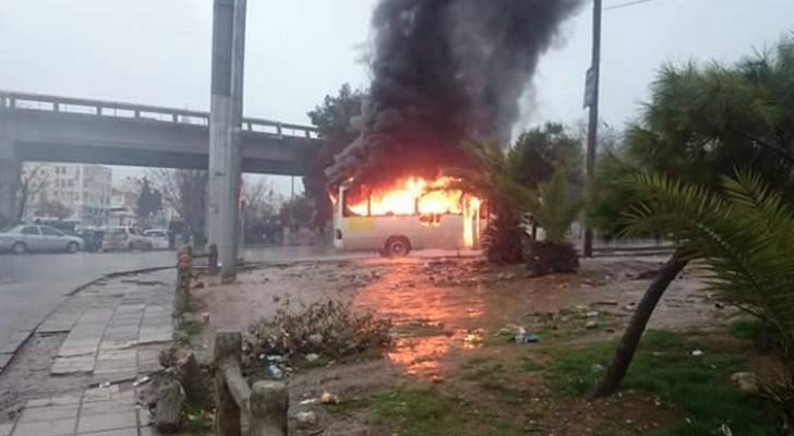 احتراق حافلة صغيرة بالقرب من جسر صويلح في العاصمة عمان