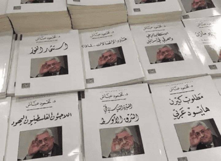 عباس ينشر مؤلفاته بمعرض الكتاب بالأردن