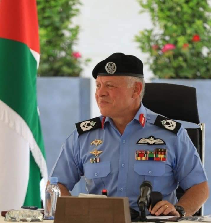 الملك يحيي  الأجهزة الأمنية و إدارة مكافحة المخدرات خلال زيارته السلط