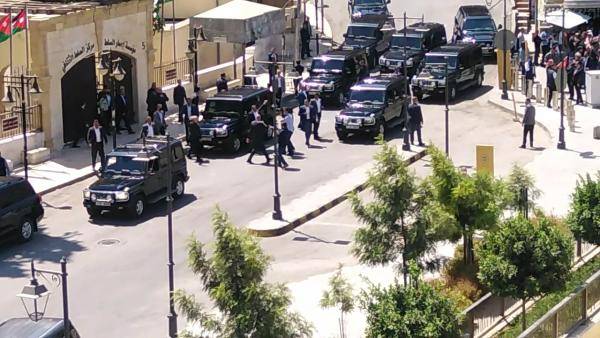 الملك يزور مؤسسة إعمار السلط ويتفقد مشروعين رياديين بالمدينة