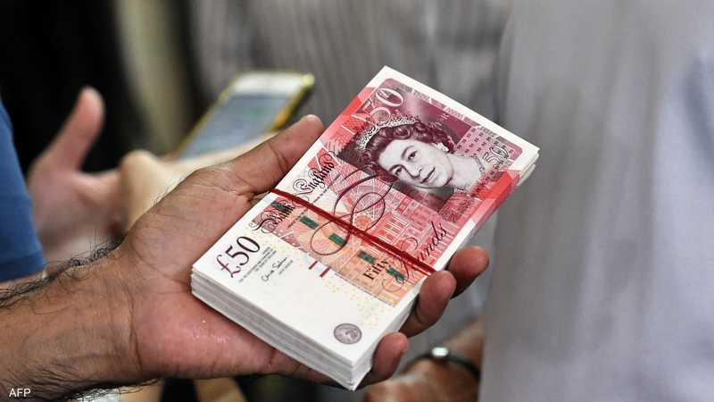 الجنيه الإسترليني يهوي أمام الدولار لأدنى مستوى منذ 1985