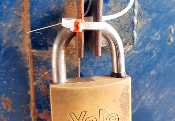 إغلاق محل مواد غذائية في العاصمة عمّان بالشمع الأحمر