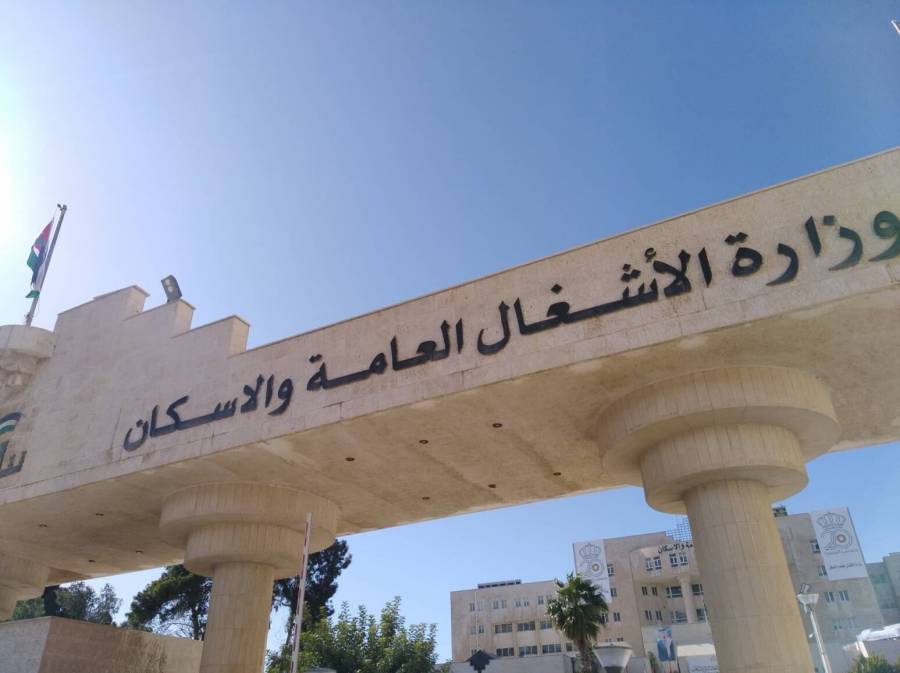 “الأشغال” تعزز الصحراوي بـ300 عامود إنارة مزدوج خلال 2022