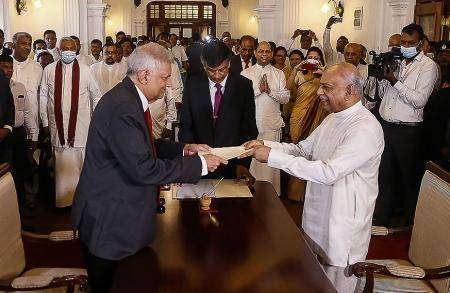 37 وزيرا يؤدون اليمين في سريلانكا