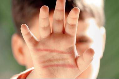 لجنة تحقيق بتعرض طالب للضرب المبرح بمدرسة في الرصيفة صور