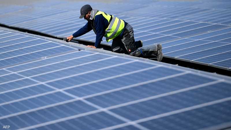 الطاقة النظيفة توفر وظائف أكثر من الأحفوري.. لكن بأجور أقل