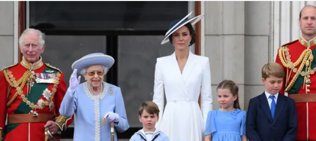 بريطانيا.. مخاوف على صحة الملكة والعائلة المالكة تحيط بها