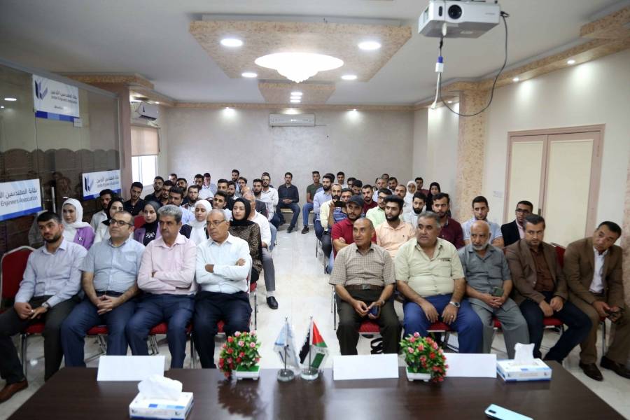 مهندسا ومهندسة يؤدون القسم القانوني في جرش