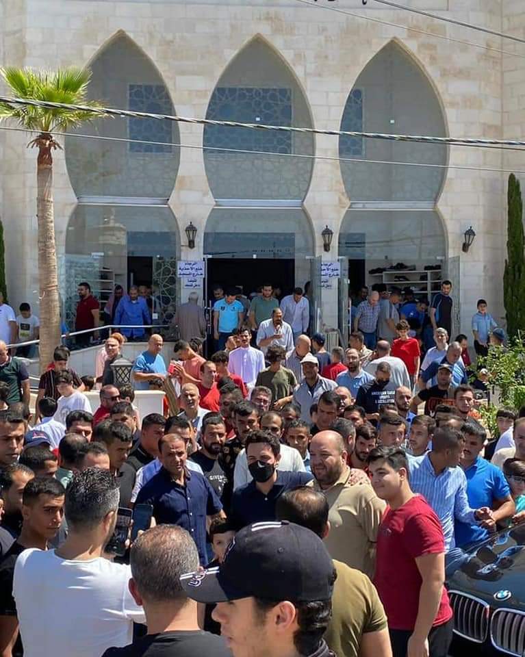 عاجل ..ولي العهد يؤدي صلاة الجمعة في مسجد زمزم بالجبيهة ...صور 