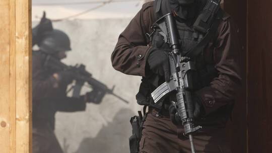 الأخبار: لبنان يعتقل طبيبا سوريا جند أشقاءه الضباط لمصلحة الموساد