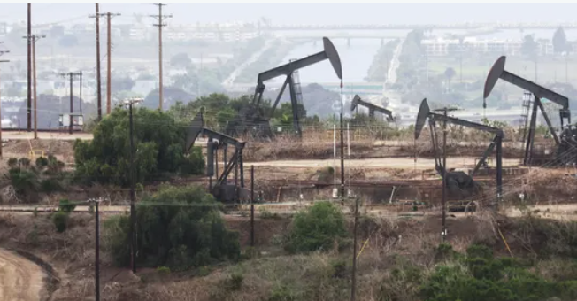 برغم ارتفاعها 4 بالمئة الجمعة .. أسعار النفط تتراجع في أسبوع