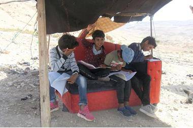 قصة معلم اردني ضجت بها مواقع التواصل  صور