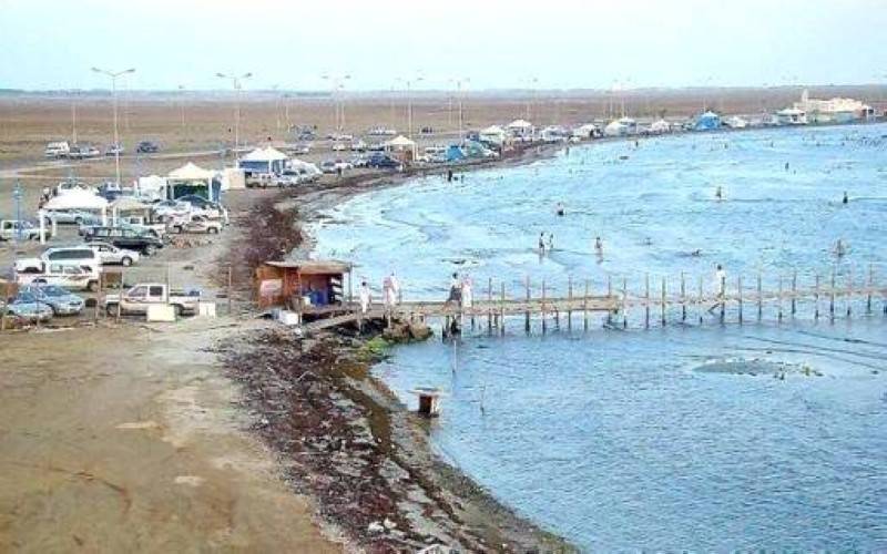 العثور على معلم متوفى داخل مركبته بالقنفذة في السعودية