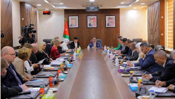 فلسطين النيابية تطلع على خدمات مستشفى الخنساء