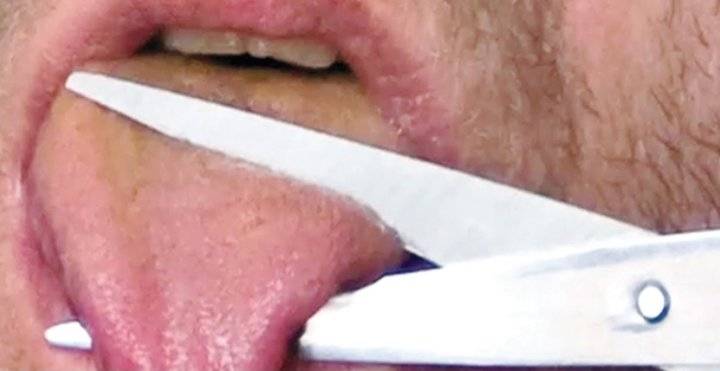 فلاح هندي يقطع لسانه لسبب غريب