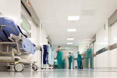 الأطباء: يحق لوزارة الصحة مراجعة فاتورة المستشفى