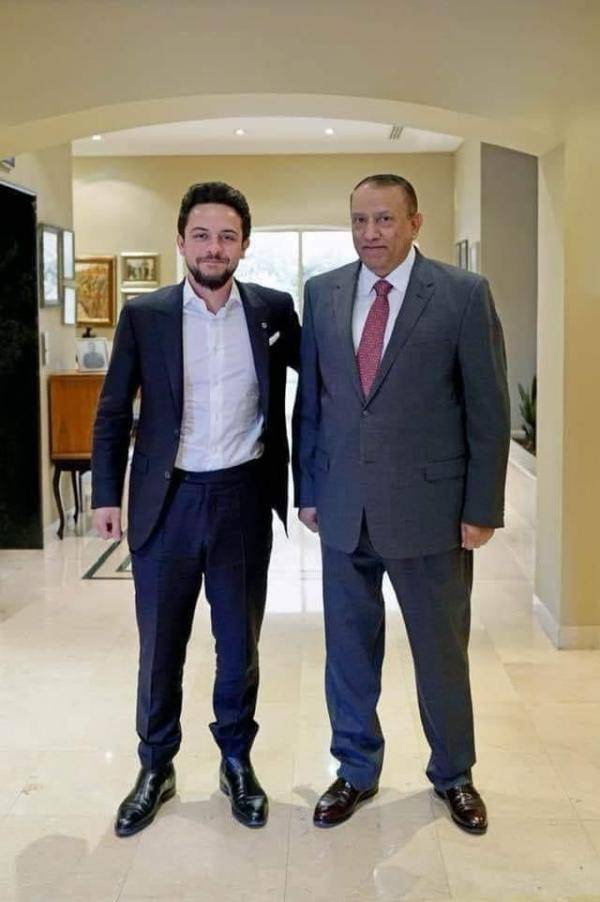 ولي العهد الامير الحسين يلتقي الفريق المتقاعد الحواتمة