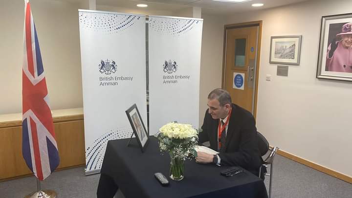 العزام يقدم التعازي بوفاة الملكة اليزابيث في السفارة البريطانية