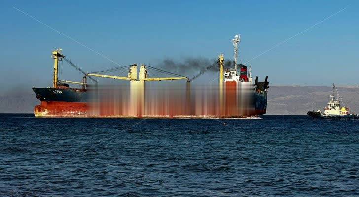 عاجل ..جنوح باخرة على شاطئ اليمنية في العقبة