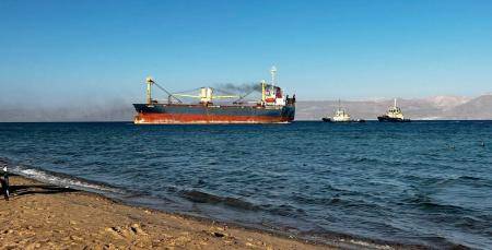 قطر الباخرة الجانحة إلى المرسى وحجزها رسميا وبدء تقييم الضرر البيئي