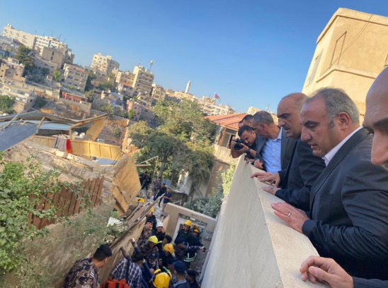 الخصاونة يصل إلى موقع انهيار عمارة اللويبدة