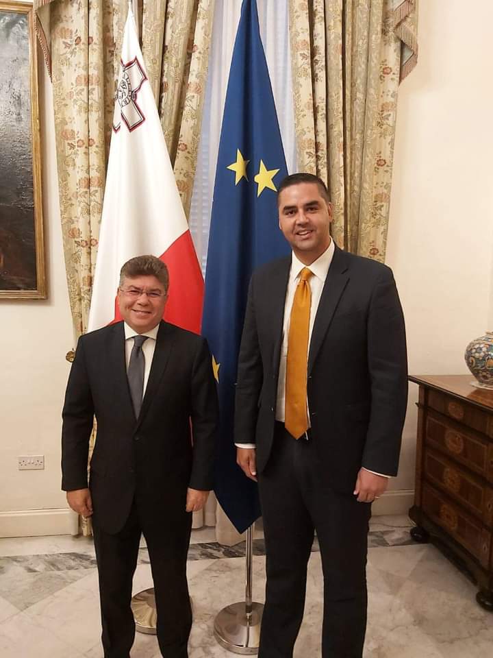 لقاء السفير المصري في مالطا مع وزير الشئون الخارجية والأوروبية والتجارة المالطي