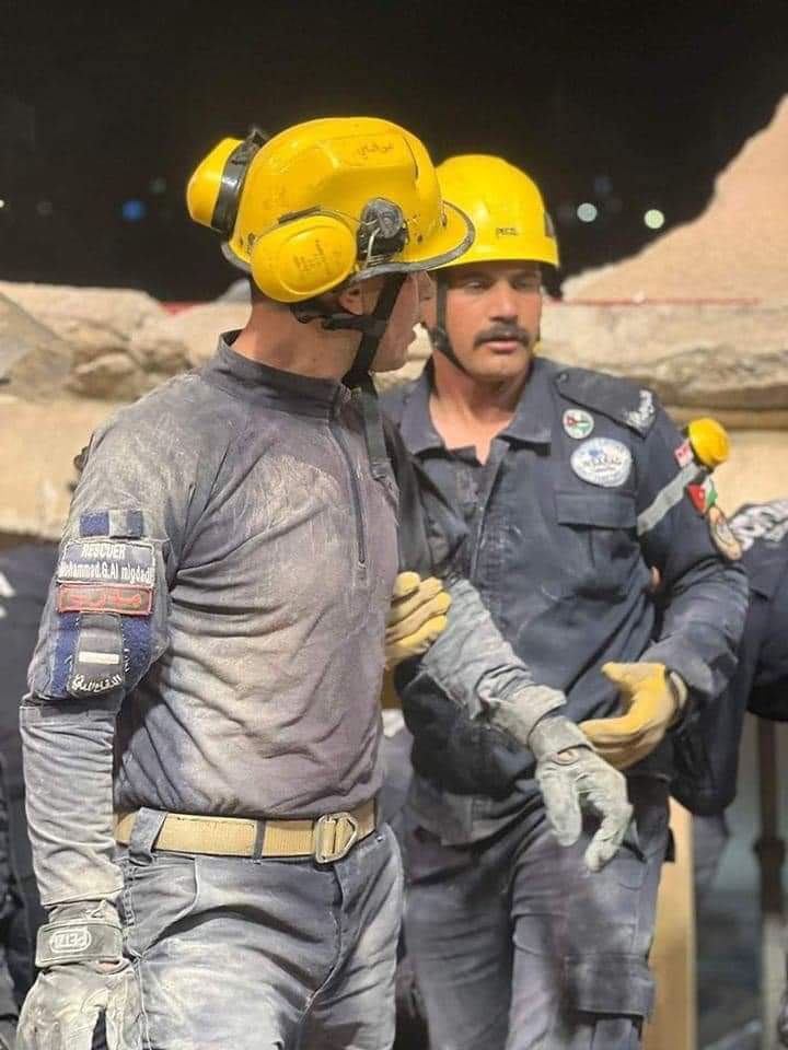 الدفاع المدني يستعين بونش لإزالة الأنقاض بعمارة اللويبدة