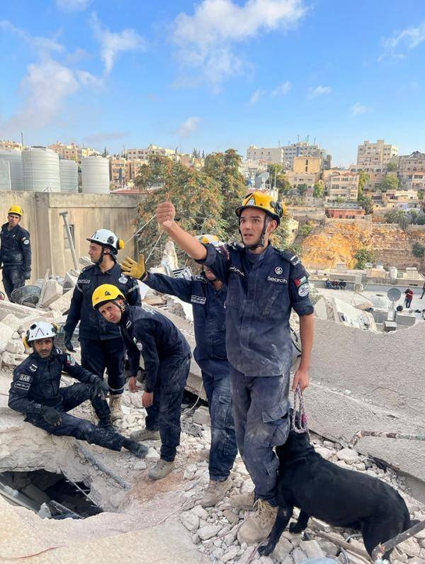 فرق البحث والإنقاذ تواصل عملياتها في اللويبدة (صور)