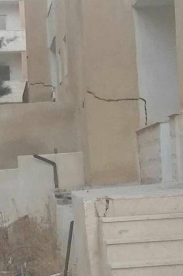 الخوالدة تكشف عن تشققات في مشروع سكن كريم بسحاب (صور)